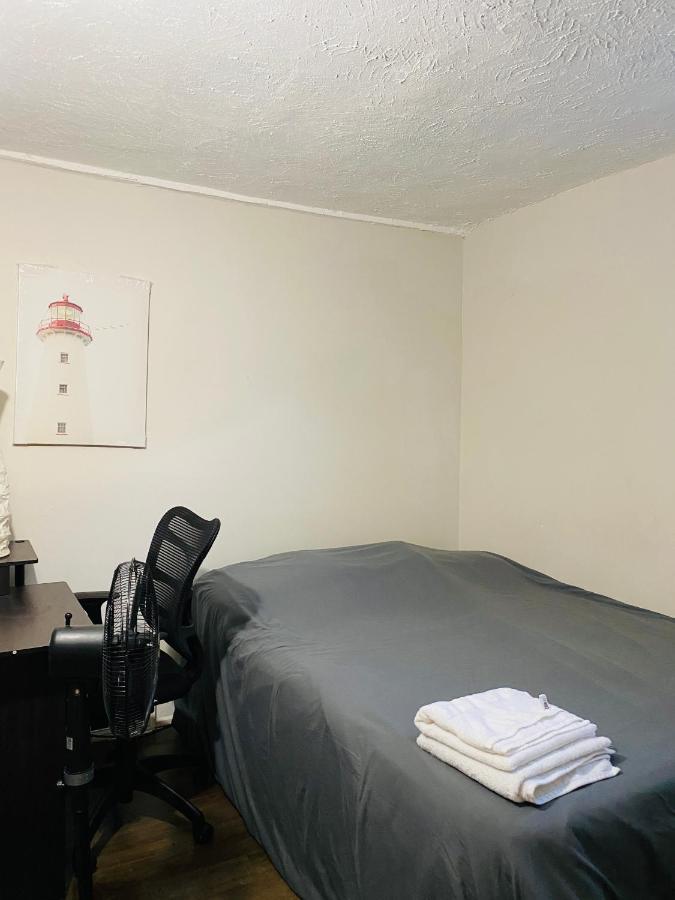 Lovely II Space Share A Room East York Canada Торонто Экстерьер фото