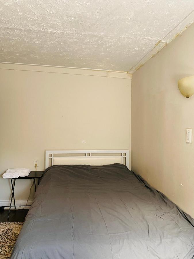 Lovely II Space Share A Room East York Canada Торонто Экстерьер фото