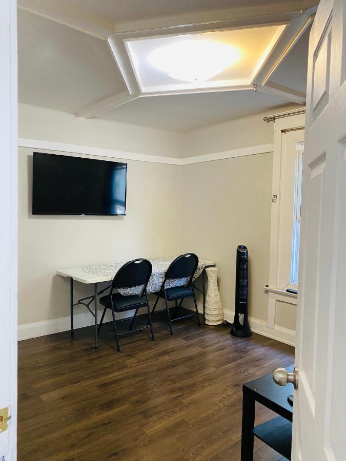 Lovely II Space Share A Room East York Canada Торонто Экстерьер фото